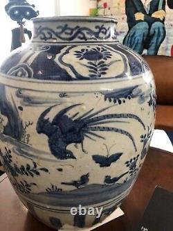 Antique Chinese Porcelain Blue & White Vase with Double Circles Marks to Base