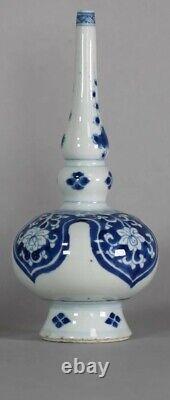 Chinese blue and white rosewater sprinkler. Kangxi (1662-1722)