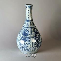 Chinese kraak blue and white bottle vase, Wanli (1573-1619)