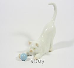 Herend, White Cat Playing With A Ball, Handpainted Porcelain Figurine! (i143)