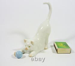 Herend, White Cat Playing With A Ball, Handpainted Porcelain Figurine! (i143)