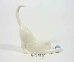 Herend, White Cat Playing With A Ball, Handpainted Porcelain Figurine! (i143)