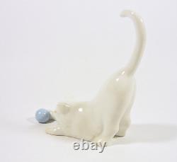 Herend, White Cat Playing With A Ball, Handpainted Porcelain Figurine! (i143)