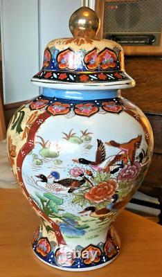 LARGE CHINESE RICHLY HAND PAINTED, COLOURFUL GINGER JAR/URN WITH LID (H. 36cm)