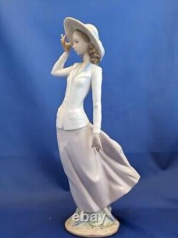 Lladro 5682 Breezy Afternoon Vintage Porcelain Figurine