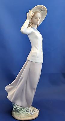 Lladro 5682 Breezy Afternoon Vintage Porcelain Figurine