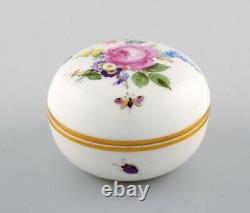Meissen bomboniere in hand-painted porcelain with floral motifs. 20th century