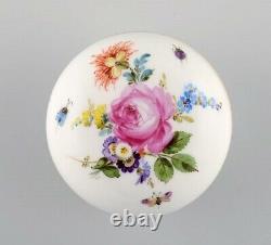 Meissen bomboniere in hand-painted porcelain with floral motifs. 20th century