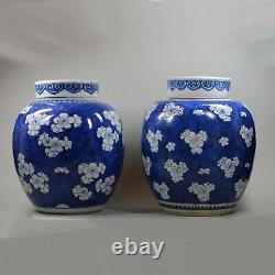 Near pair Chinese blue and white ginger jars & covers, Kangxi (1662-1722)