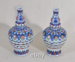 Pair of Chines3e Hand Painted Porcelain Vase, 20th Century