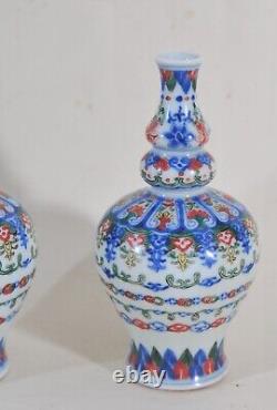 Pair of Chines3e Hand Painted Porcelain Vase, 20th Century