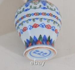 Pair of Chines3e Hand Painted Porcelain Vase, 20th Century