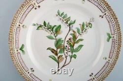 Royal Copenhagen Flora Danica plate in hand-painted porcelain with flowers